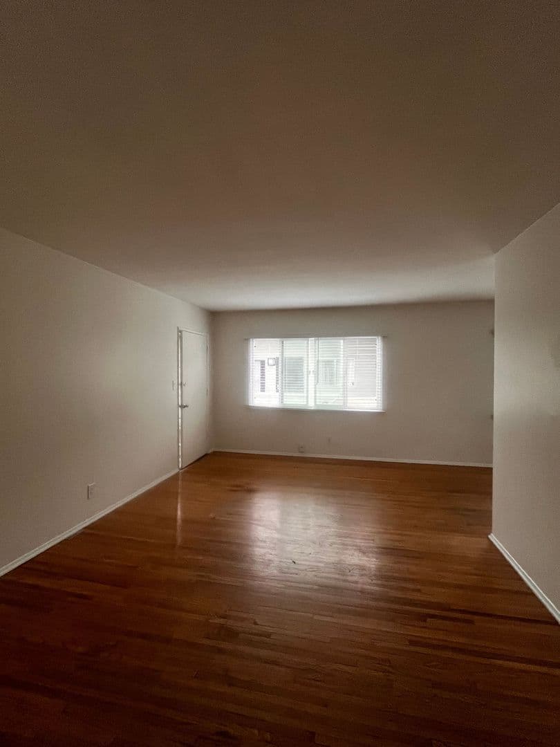 Los Angeles Apartment: 4757-4761 San Vicente Blvd.