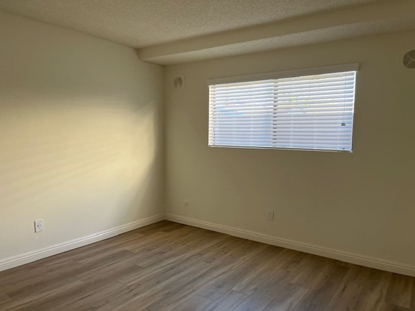 Reseda Apartment: 7045 Etiwanda Avenue