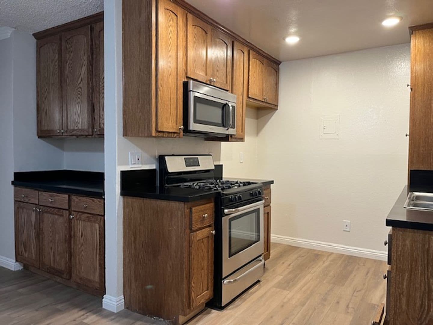 Reseda Apartment: 7045 Etiwanda Avenue