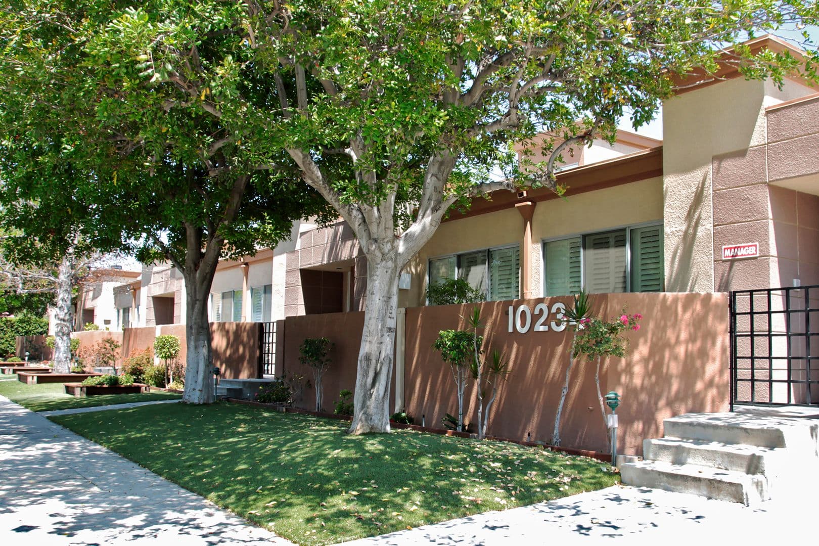 Chatsworth Townhome: 10216-34 Eton Avenue