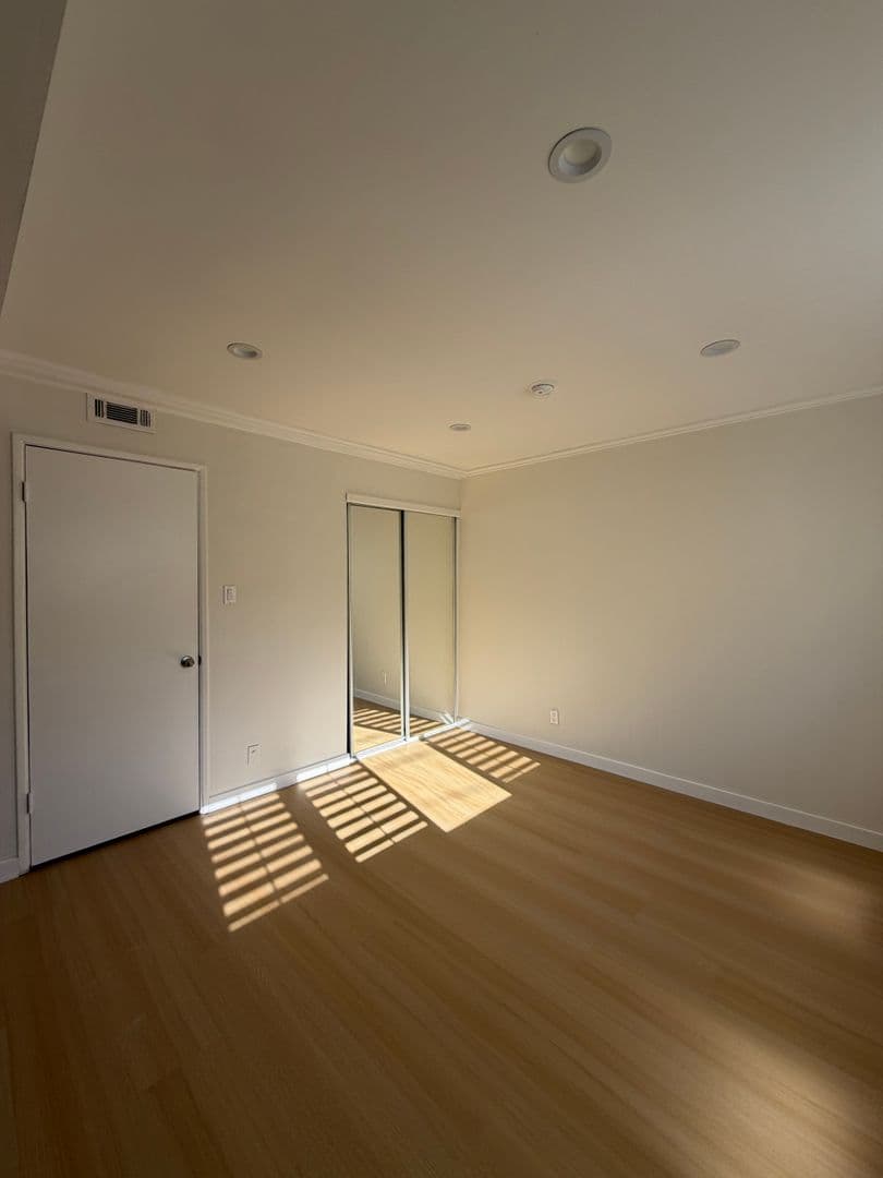 Beverly Hills Apartment: 442 So. Rexford Drive