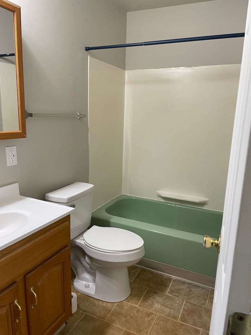 Geneva Apartment: 300 Sheridan Park Apartments