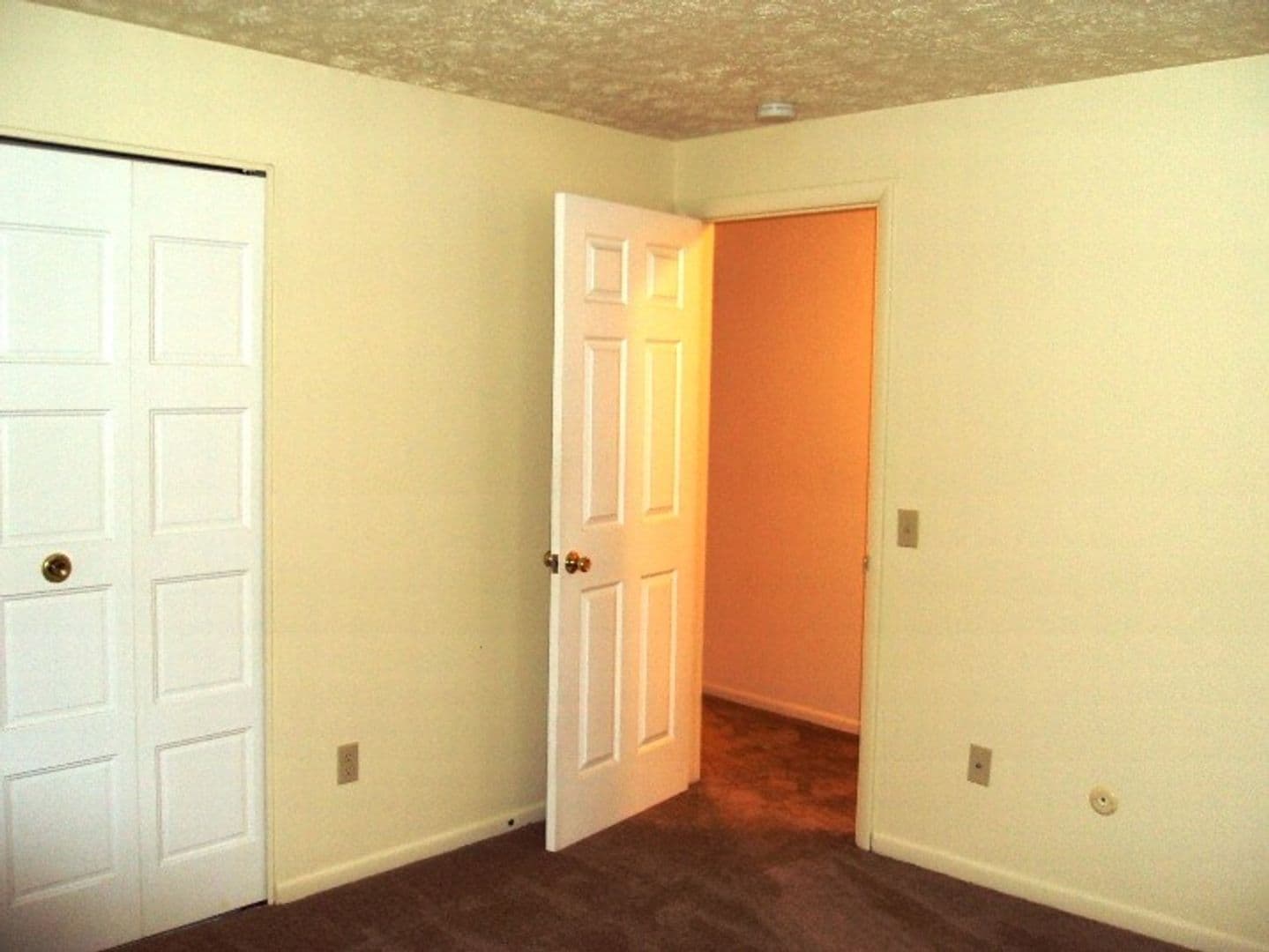 Geneva Apartment: 300 Sheridan Park Apartments