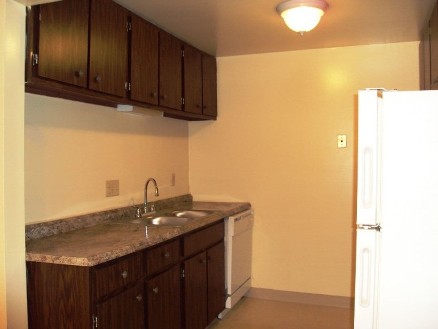 Geneva Apartment: 300 Sheridan Park Apartments