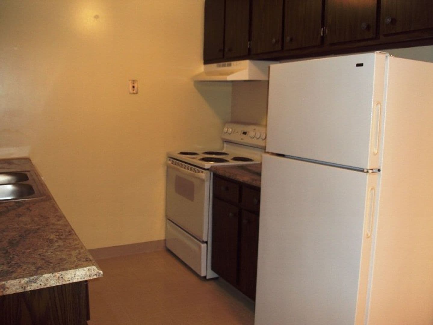 Geneva Apartment: 300 Sheridan Park Apartments