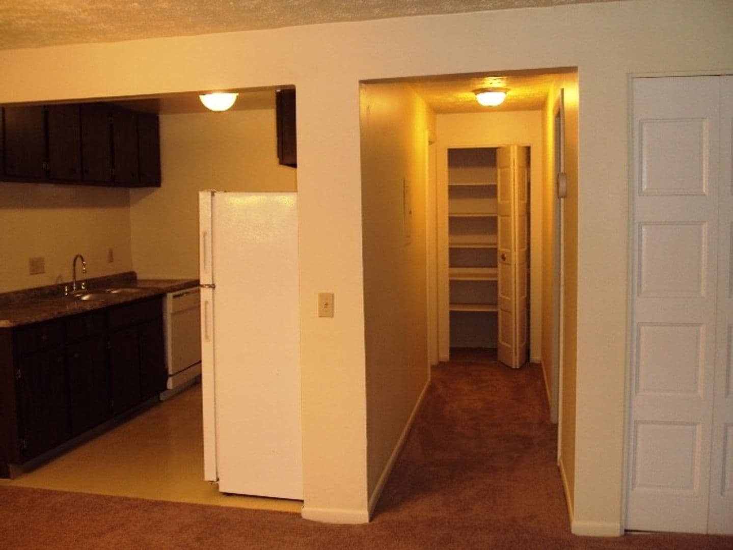 Geneva Apartment: 300 Sheridan Park Apartments