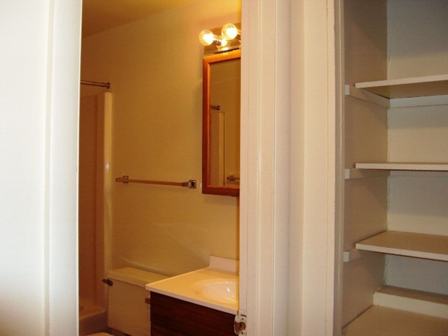 Geneva Apartment: 300 Sheridan Park Apartments