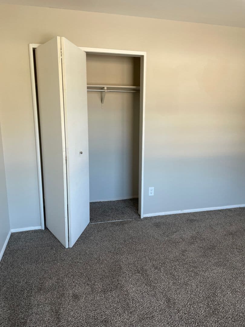 Geneva Apartment: 300 Sheridan Park Apartments
