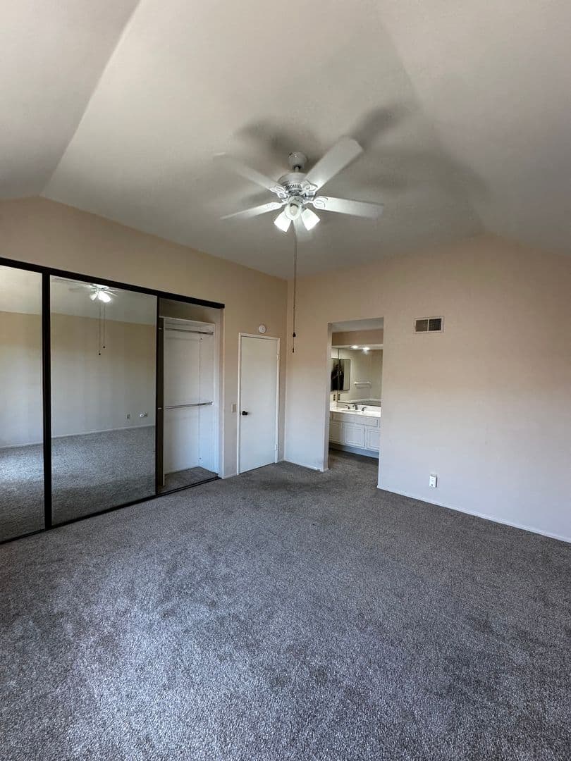 Irvine House: 7 Calabria