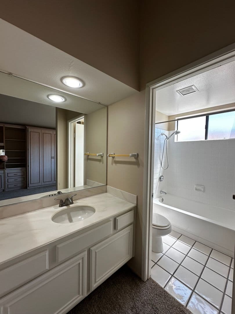Irvine House: 7 Calabria