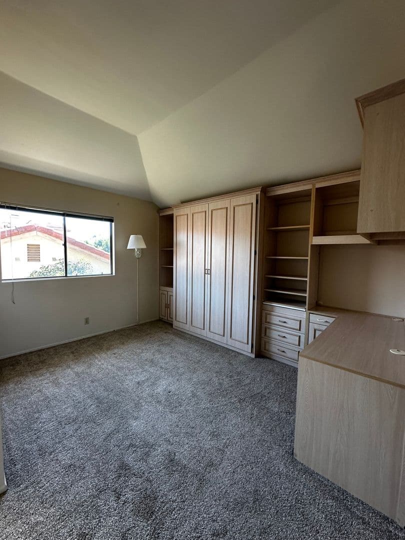 Irvine House: 7 Calabria