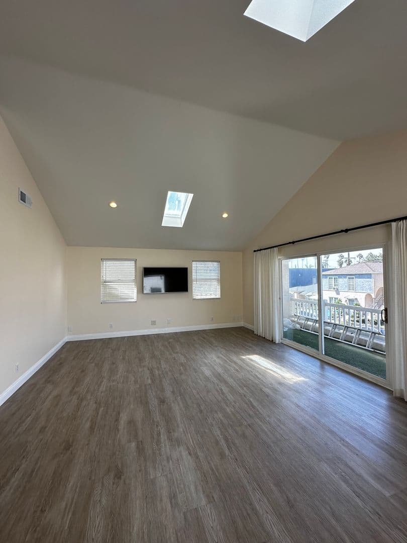 Long Beach Apartment: 54 Pomona Ave