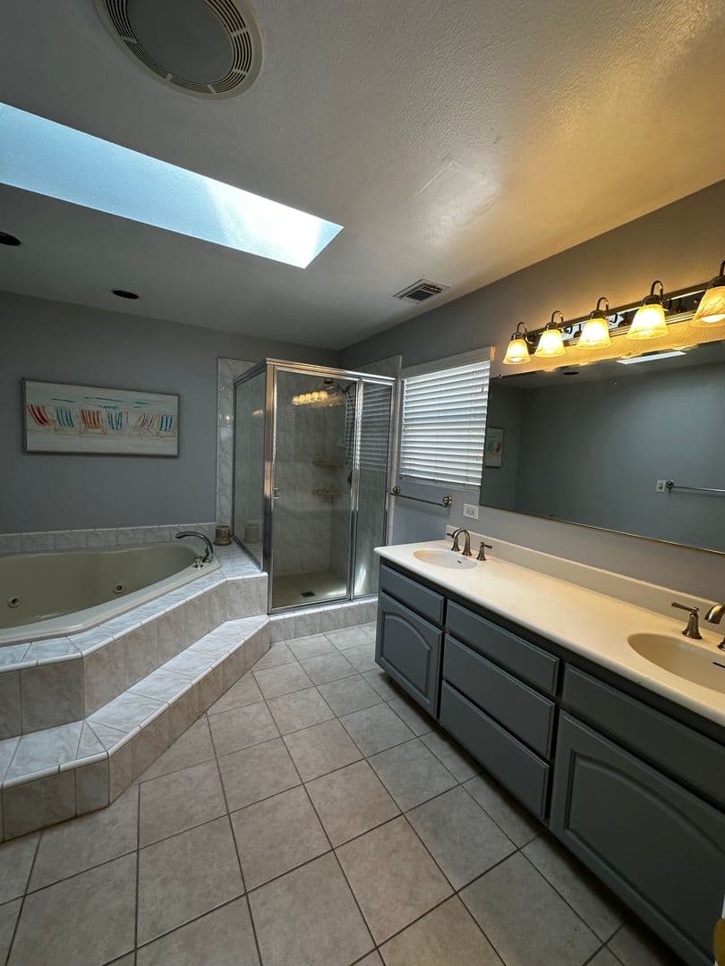 Long Beach Apartment: 54 Pomona Ave