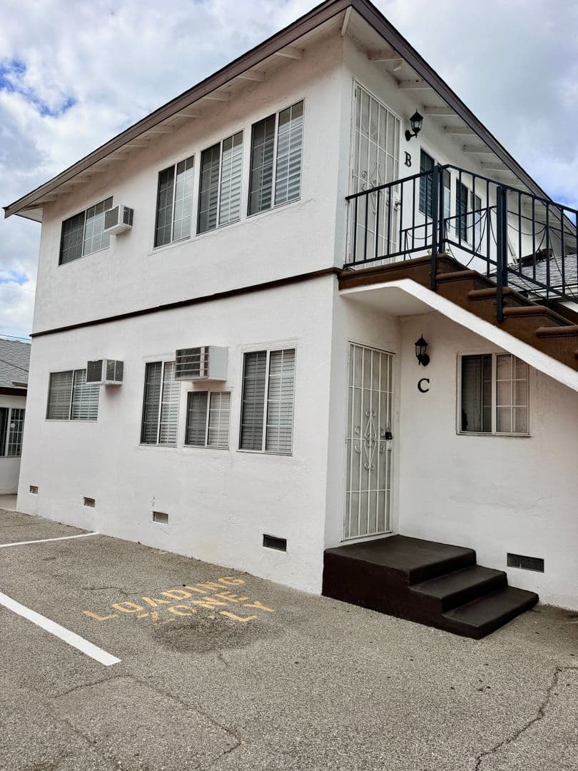 North Hollywood Apartment: 11228-11230 Oxnard