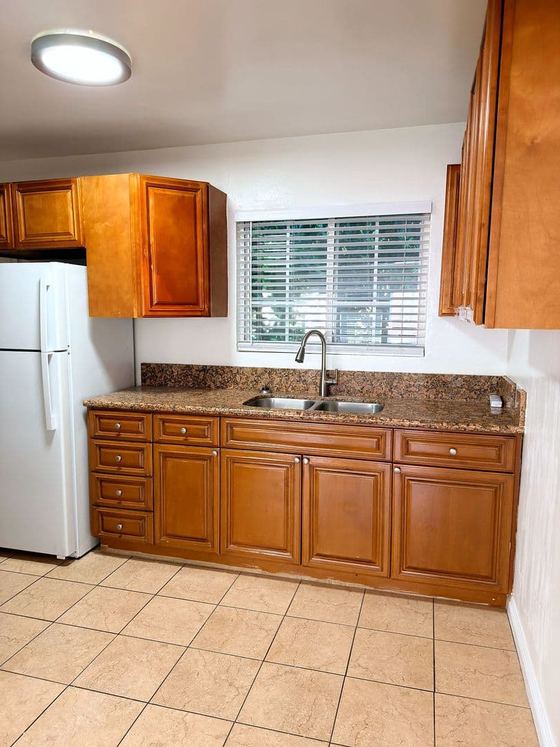 North Hollywood Apartment: 11228-11230 Oxnard