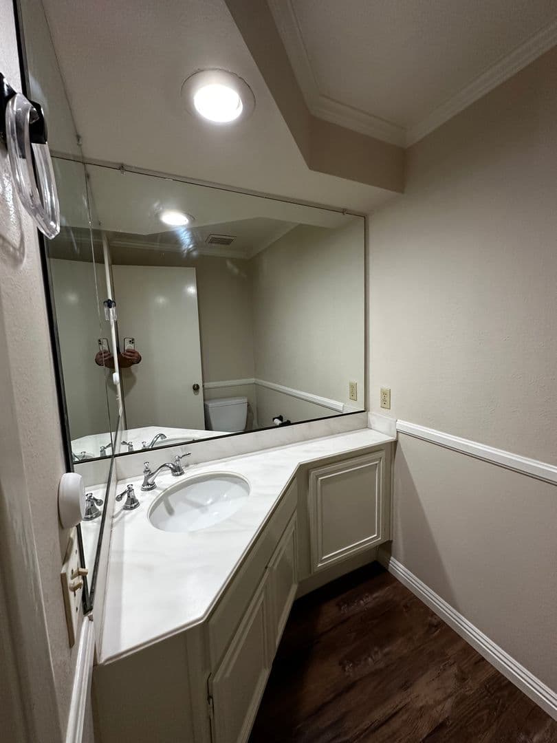 Irvine House: 7 Calabria