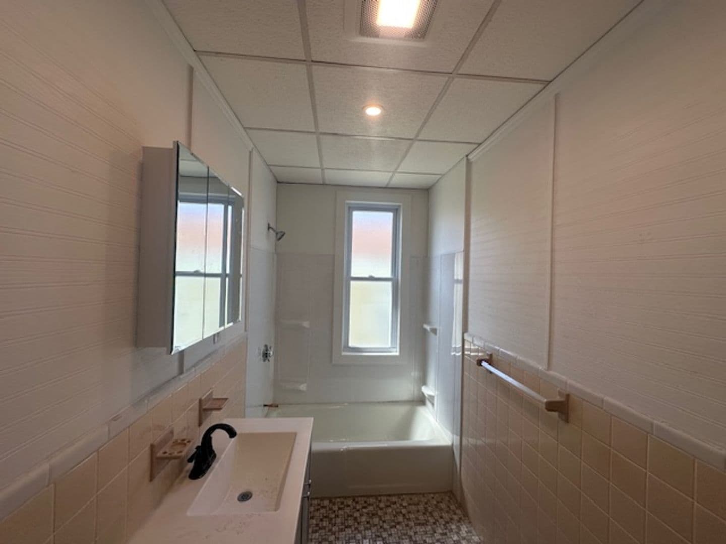 Worcester Apartment: 4 Hillside Street