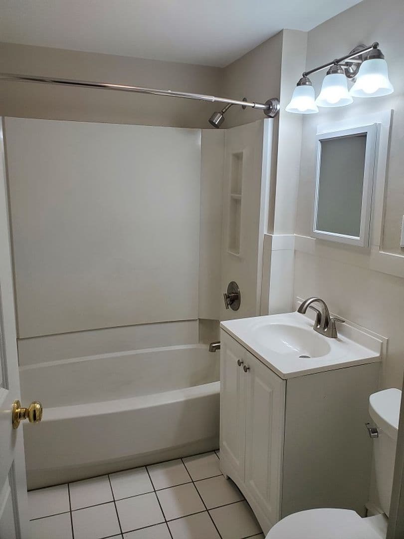 Worcester Apartment: 154 Lovell Street