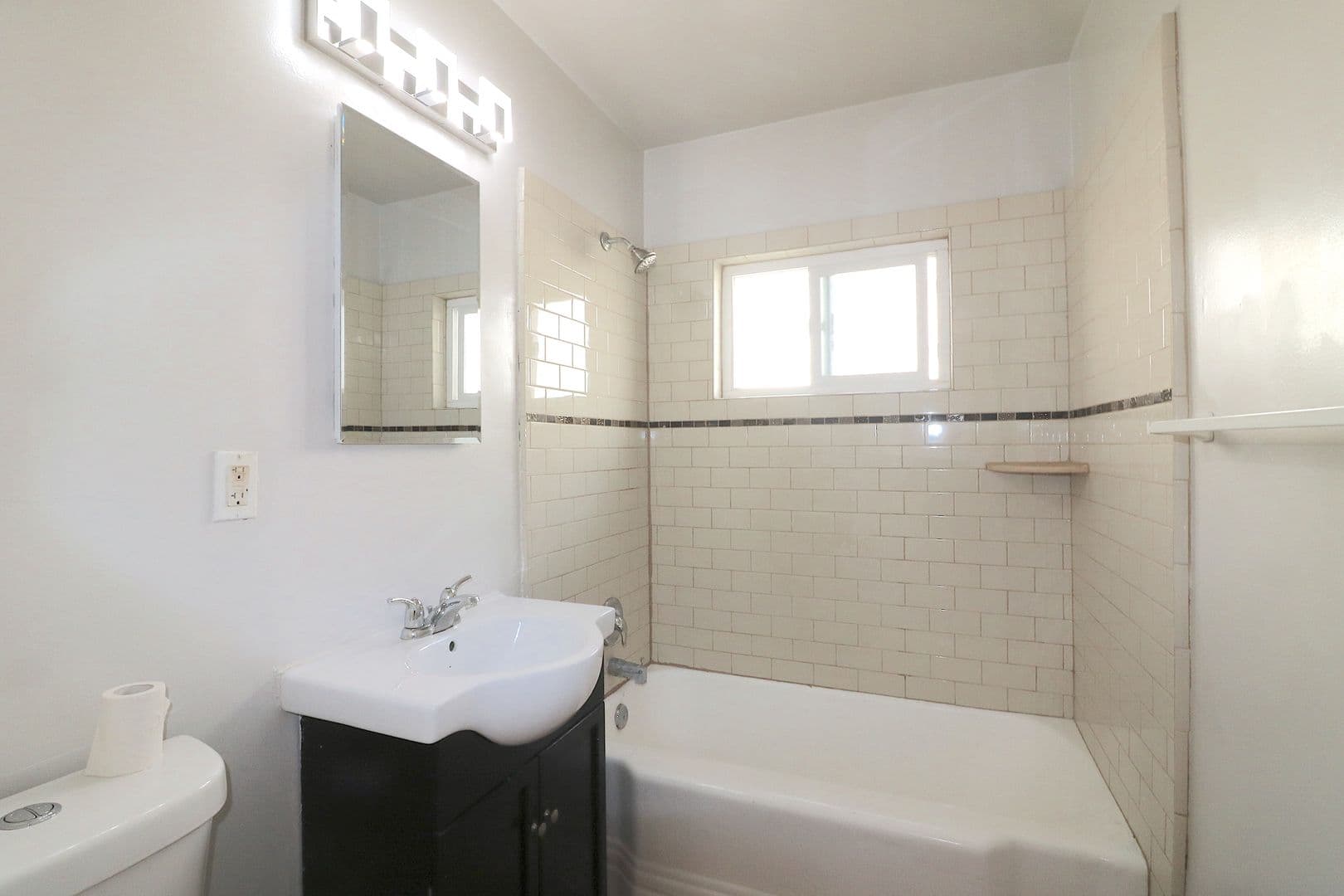 San Diego Apartment: 4746-4756 1/2 Point Loma Avenue