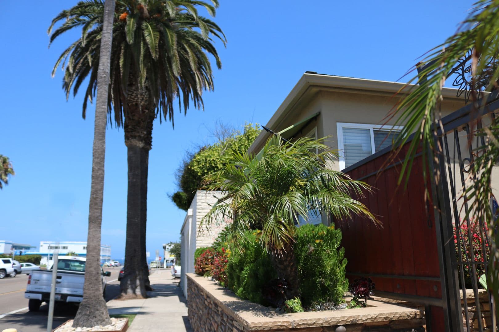 San Diego Apartment: 4746-4756 1/2 Point Loma Avenue
