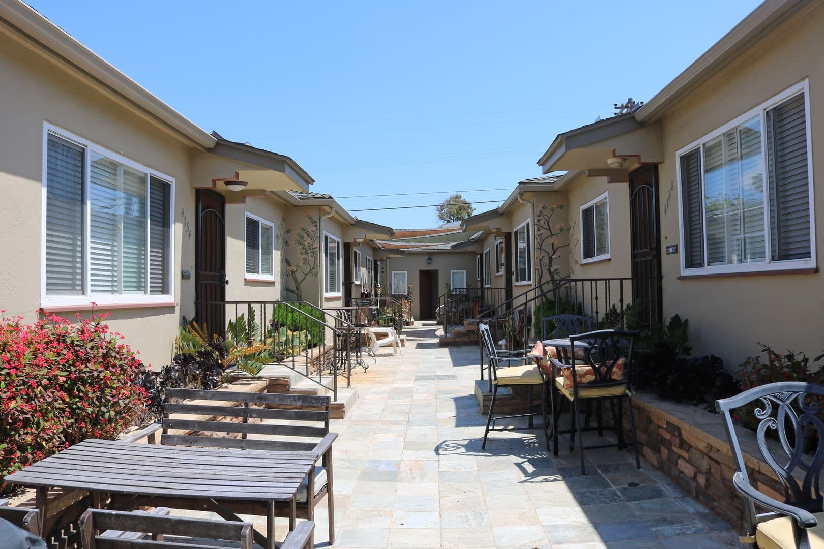 San Diego Apartment: 4746-4756 1/2 Point Loma Avenue