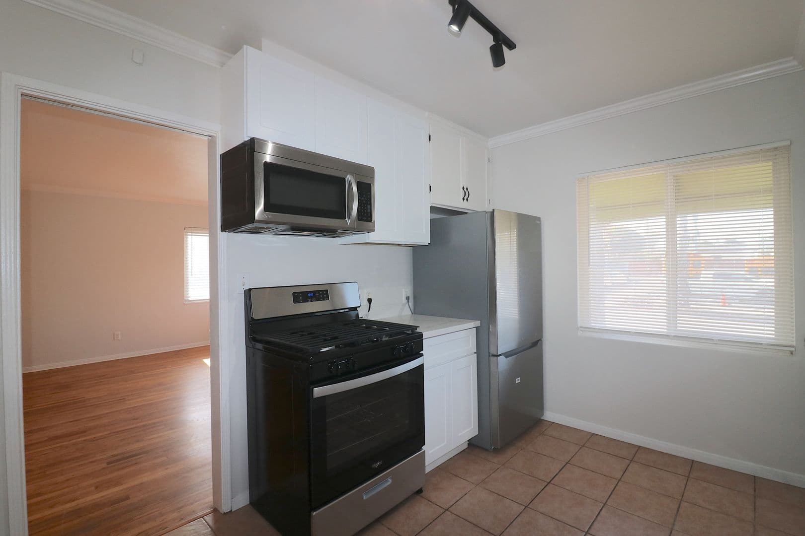 San Diego Apartment: 4746-4756 1/2 Point Loma Avenue