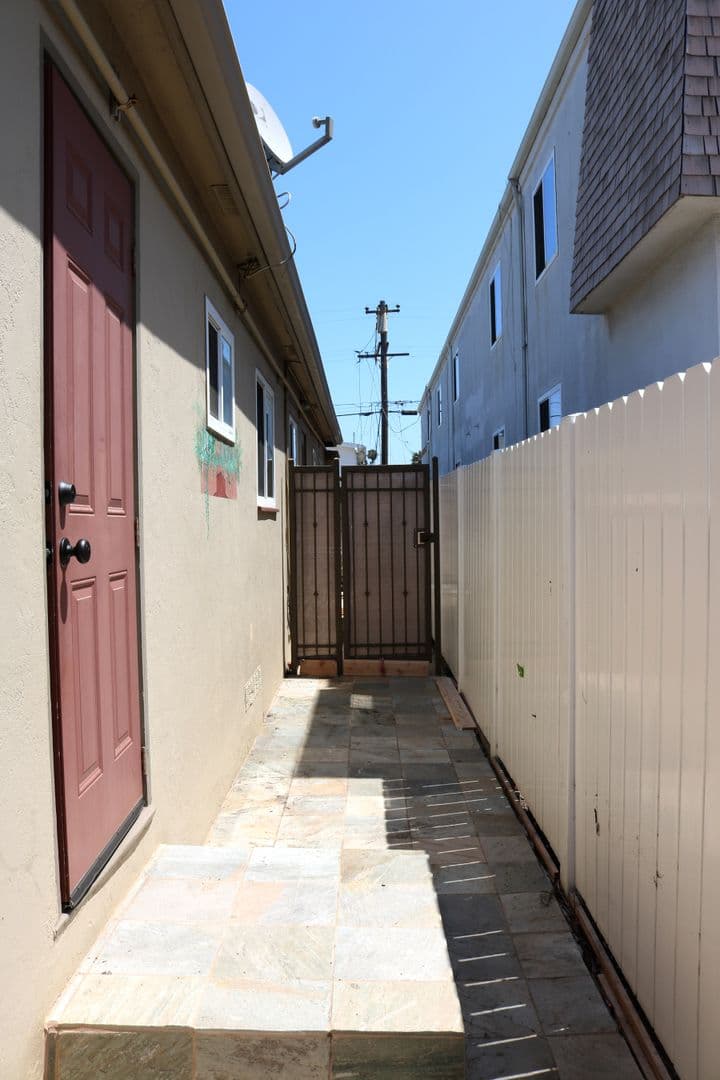 San Diego Apartment: 4746-4756 1/2 Point Loma Avenue