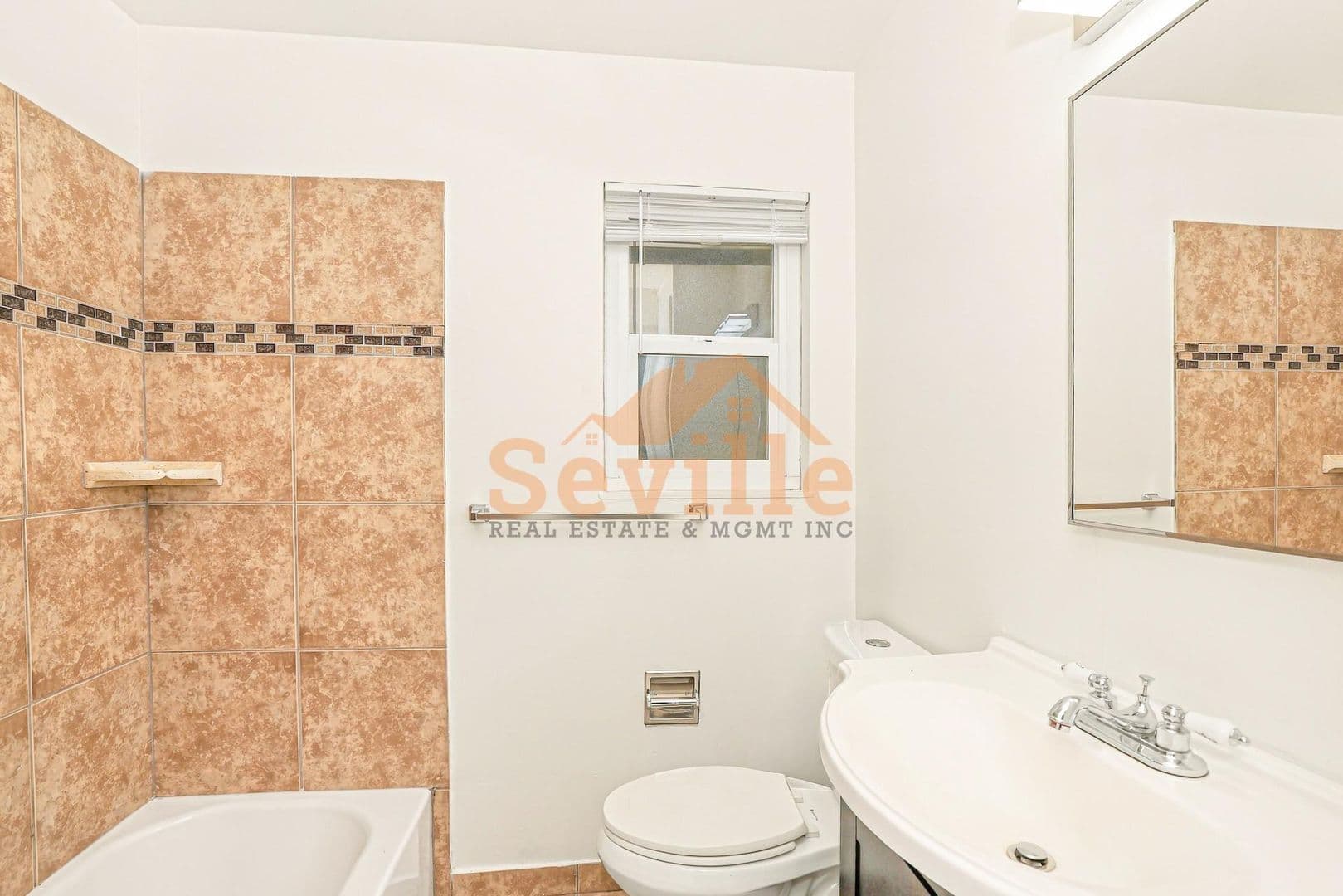 Oakland Apartment: 2 Deering Court