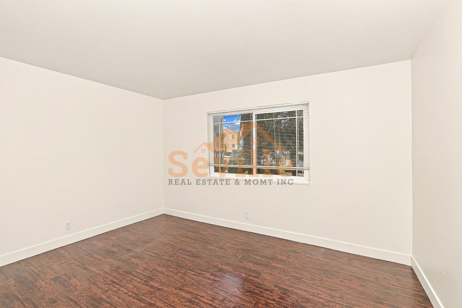 Oakland Apartment: 2 Deering Court