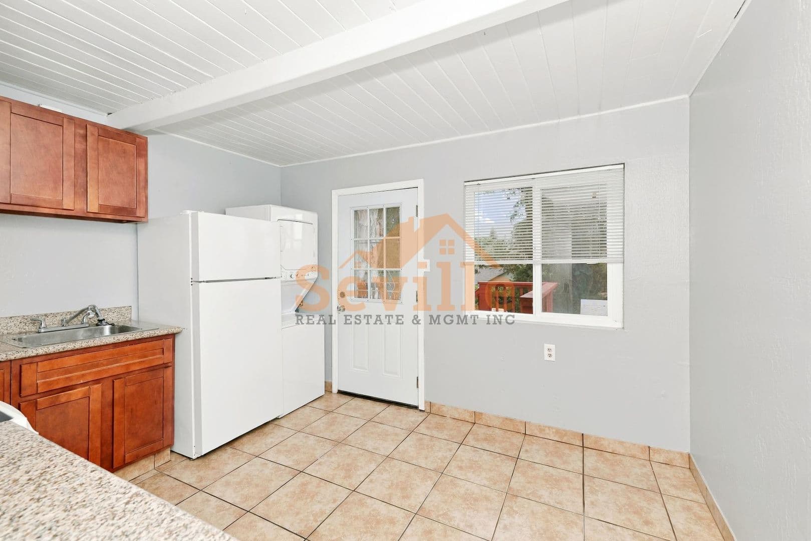 Oakland Apartment: 2 Deering Court