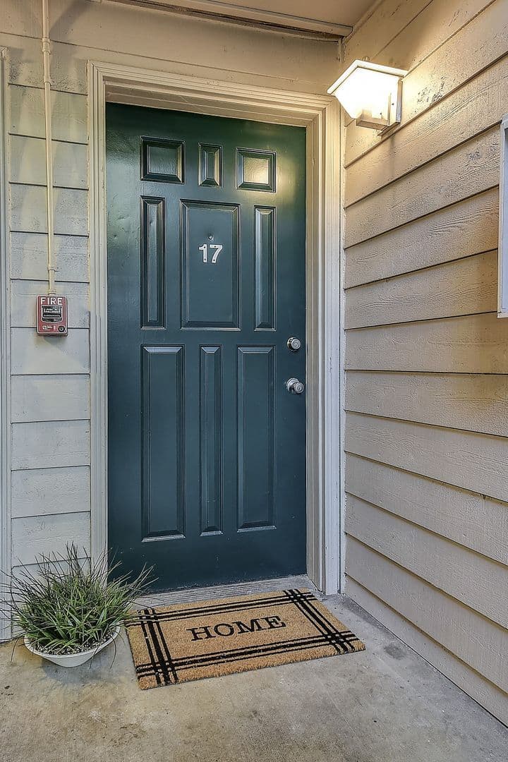Kirkland House: 12505 NE 116th St. #A17