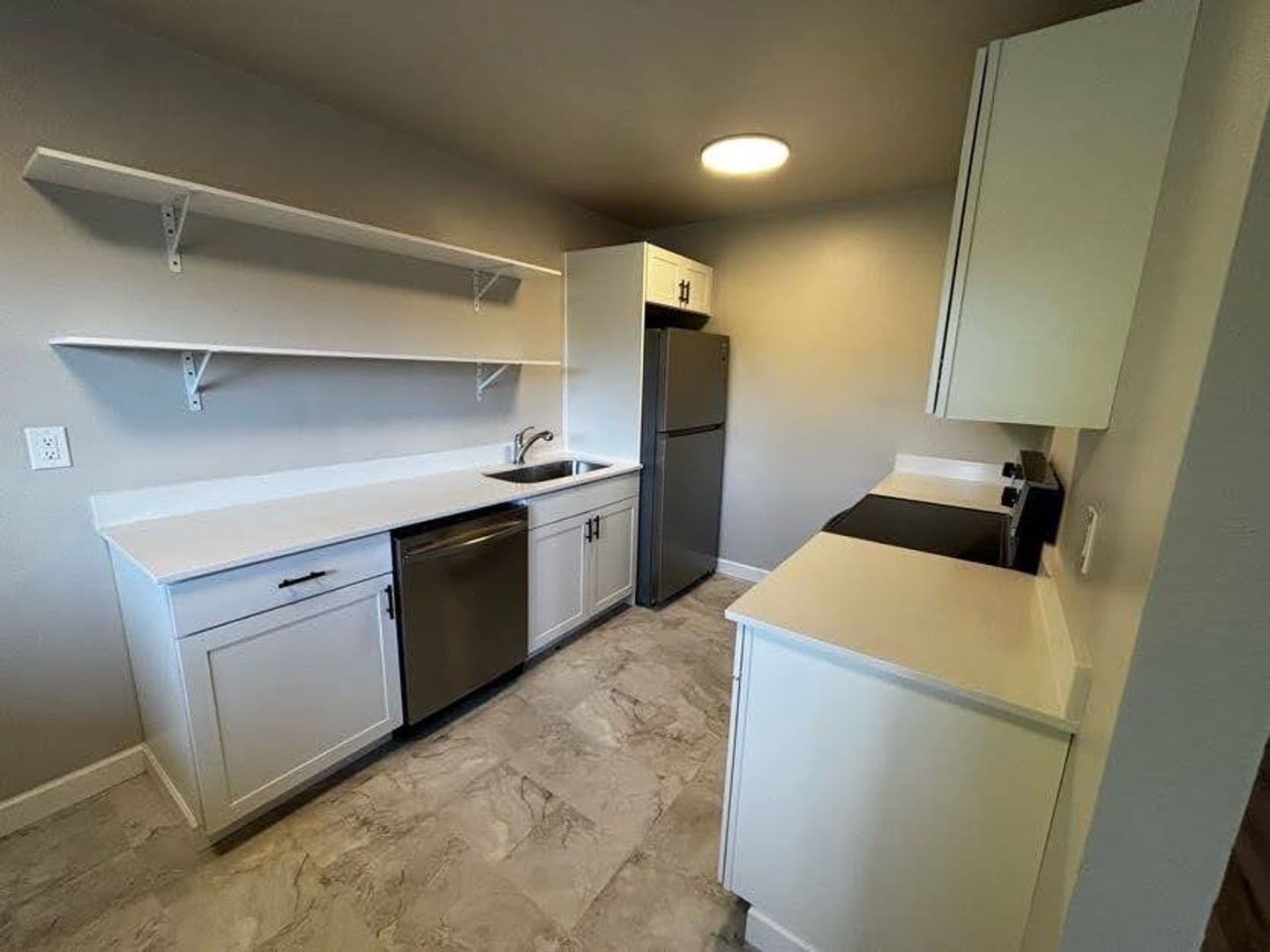 Lynnwood Apartment: 14523 Hwy 99