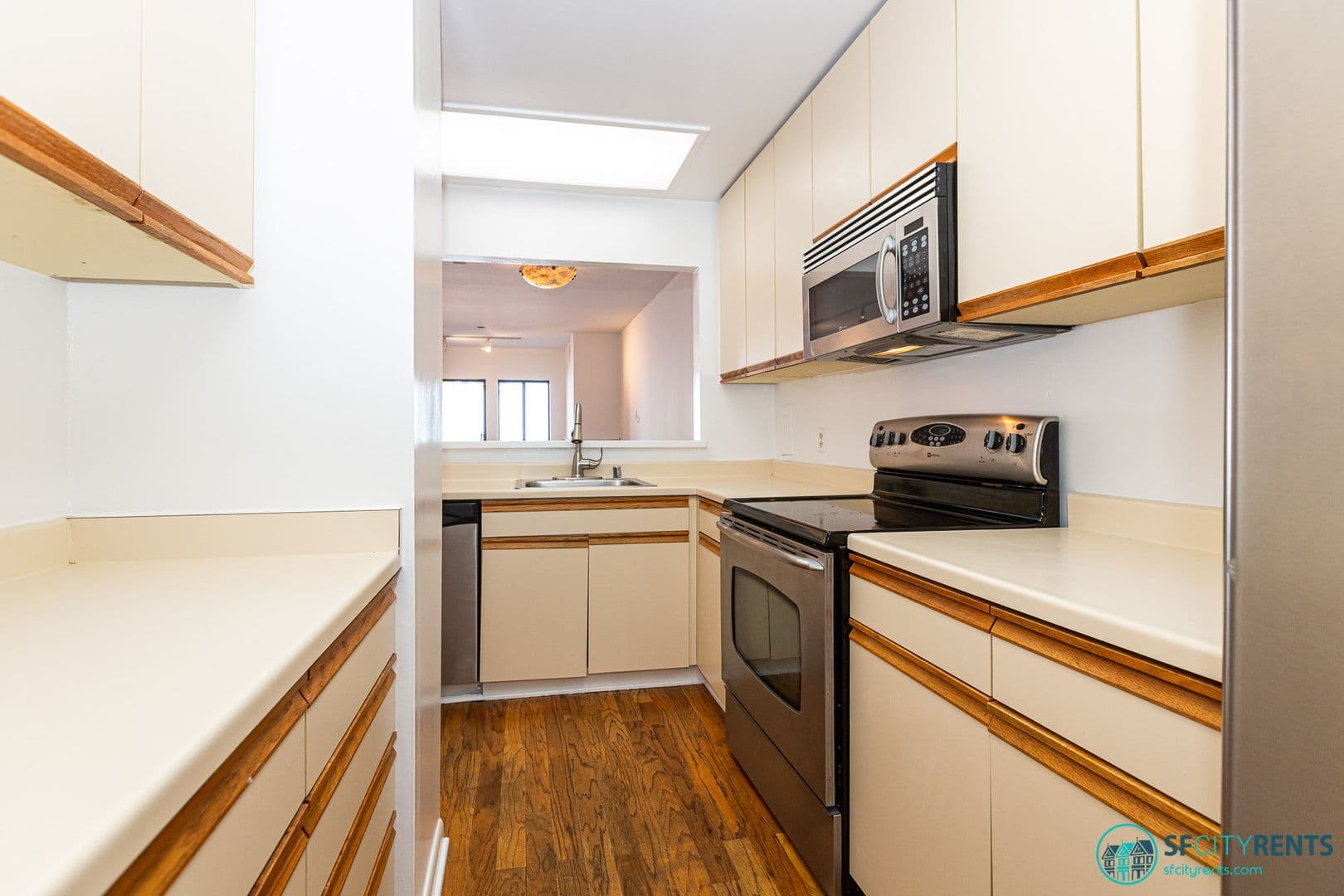 San Francisco Apartment: 1350 California St. #104