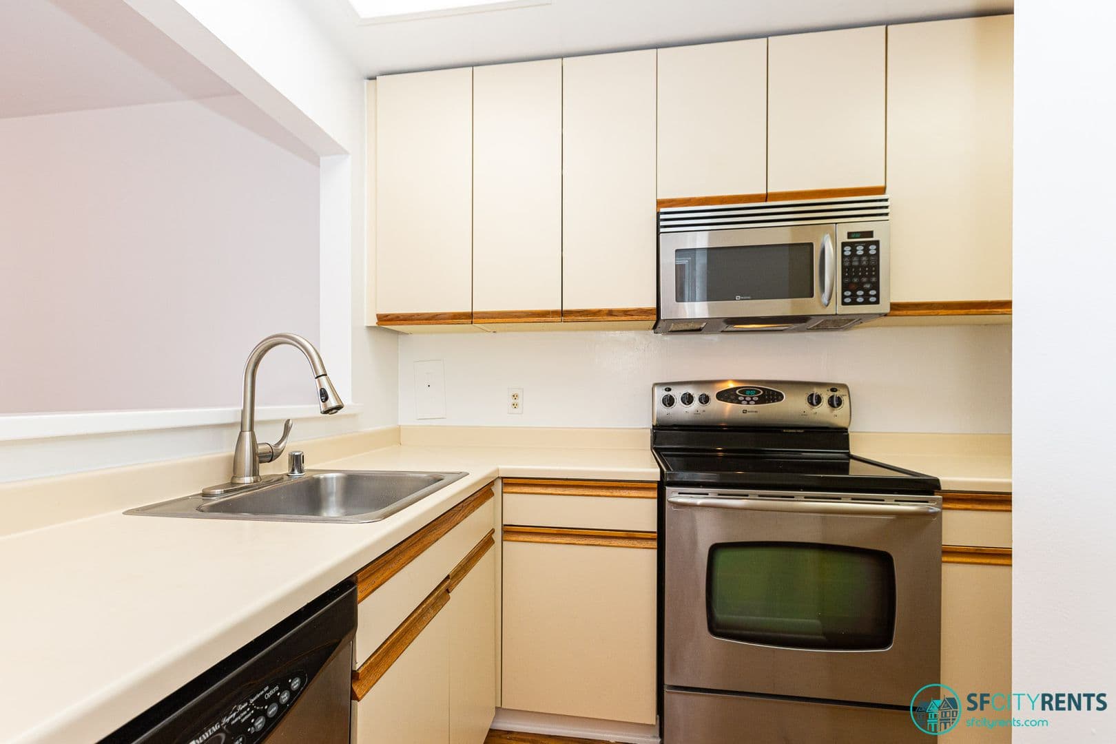 San Francisco Apartment: 1350 California St. #104