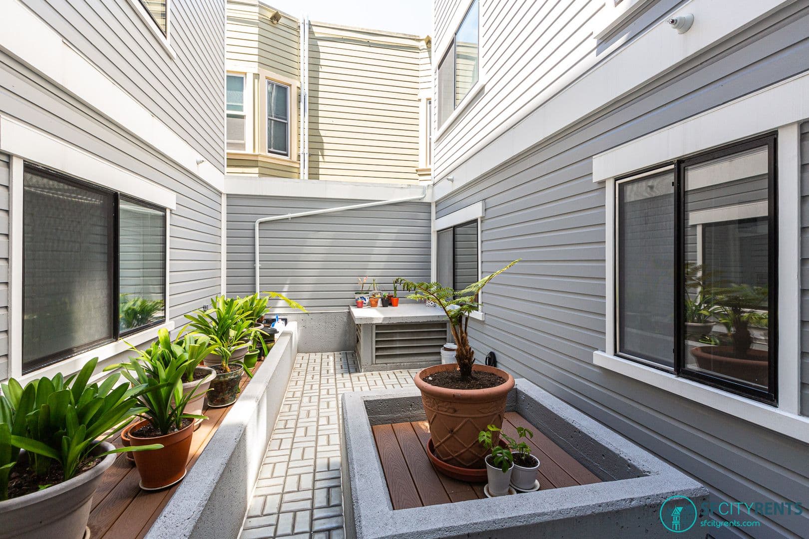 San Francisco Apartment: 1350 California St. #104