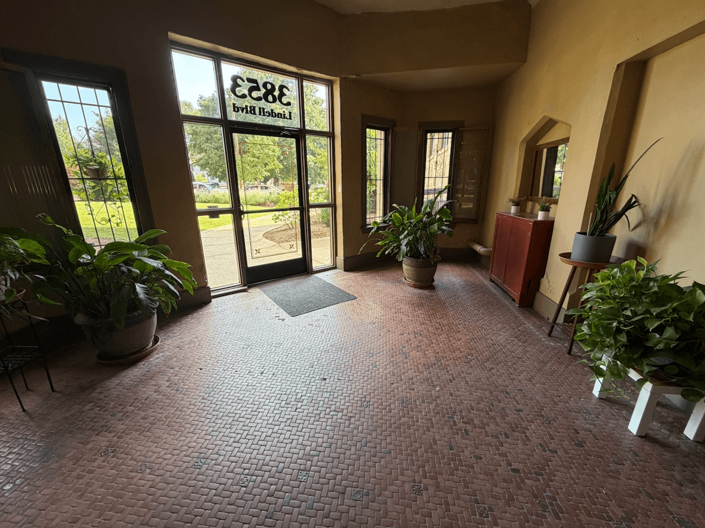 St. Louis Apartment: 3853 Lindell Boulevard