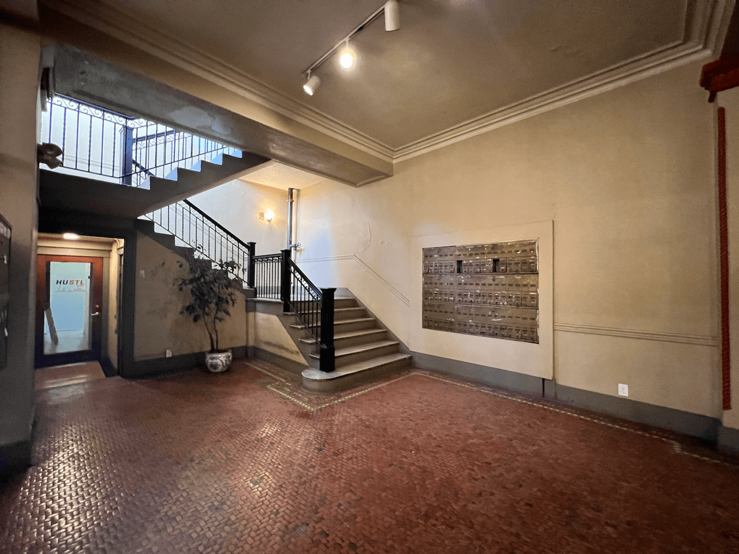 St. Louis Apartment: 3853 Lindell Boulevard