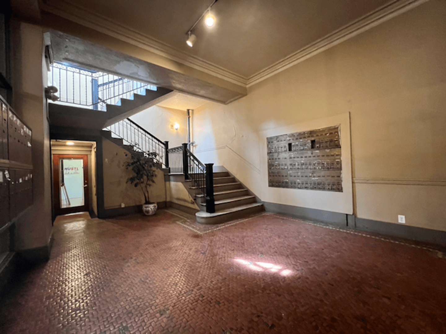 St. Louis Apartment: 3853 Lindell Boulevard