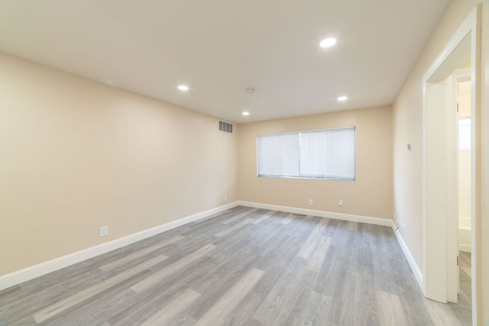Oakland Apartment: 490 42nd Street