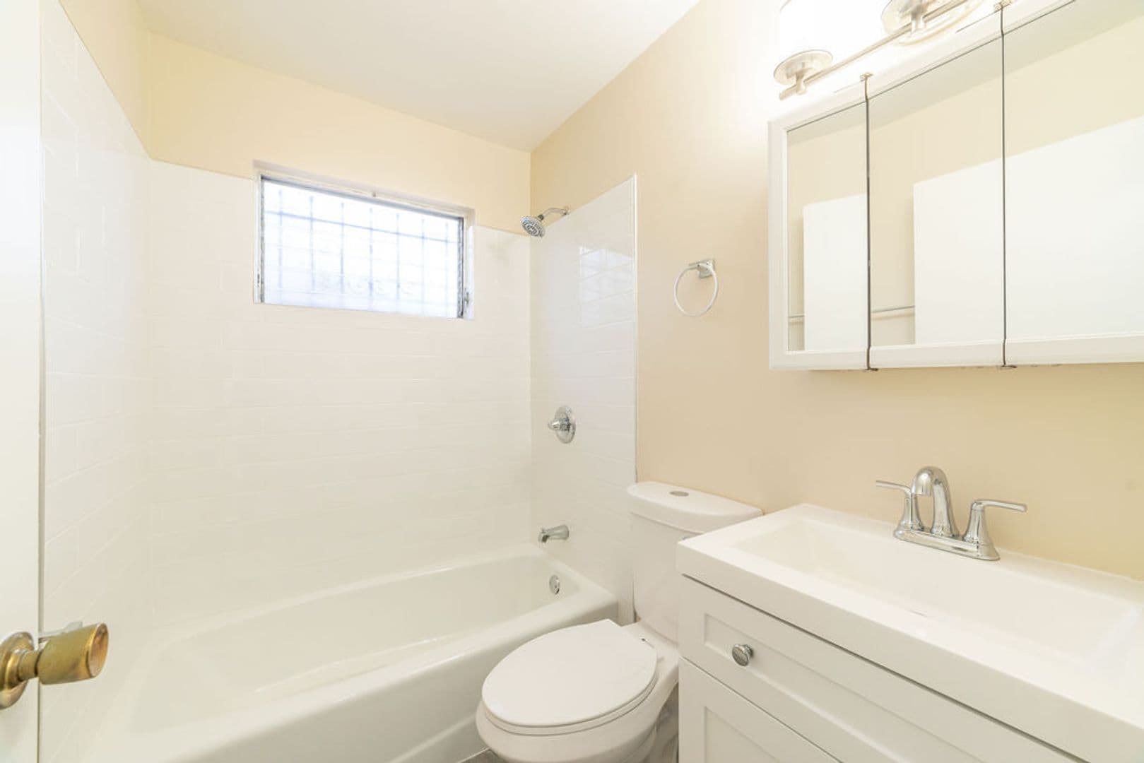 Oakland Apartment: 490 42nd Street