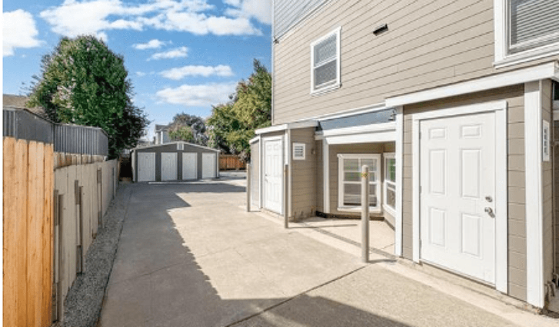 Alameda Apartment: 2060 San Antonio Ave