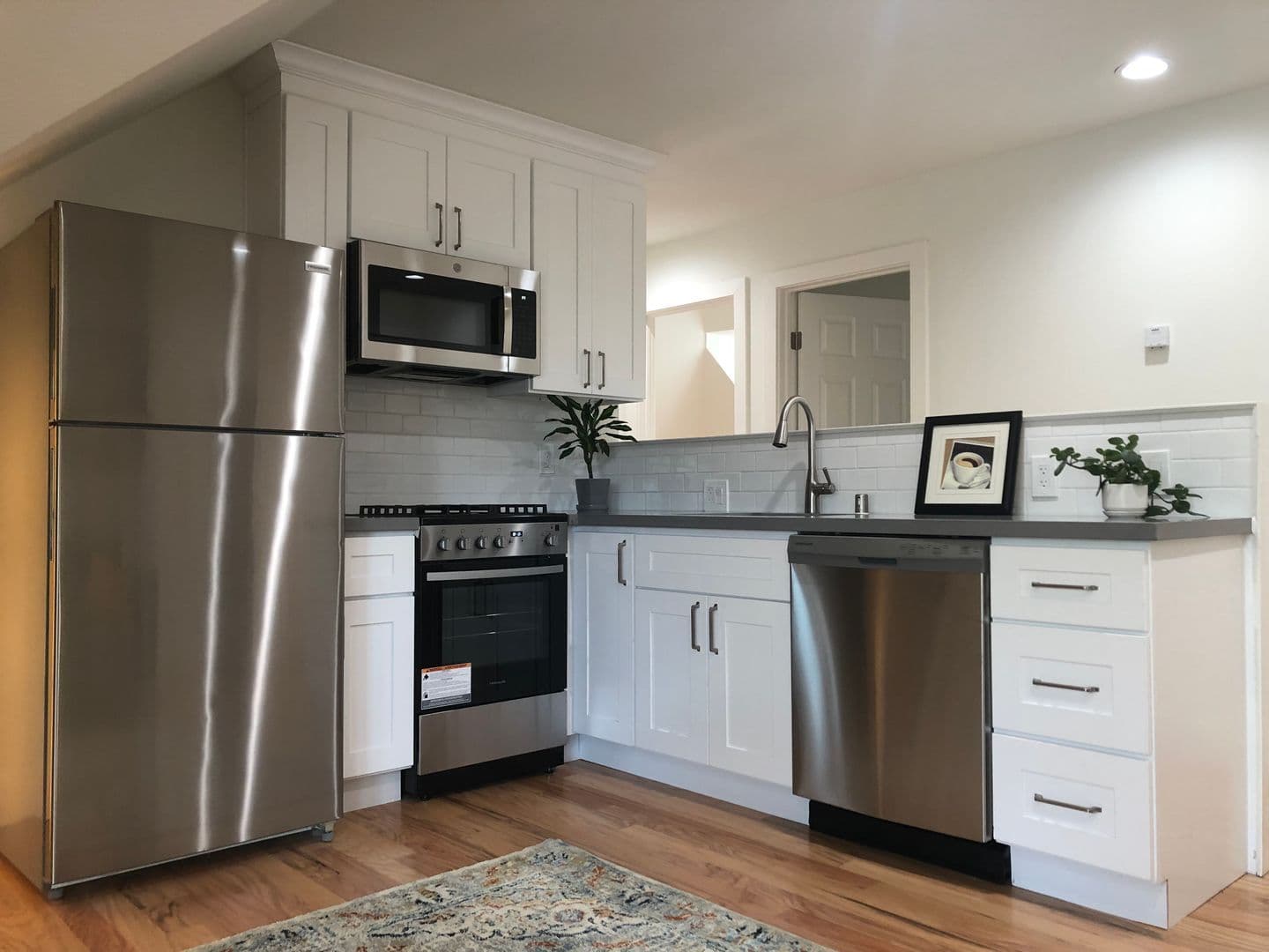 Alameda Apartment: 2060 San Antonio Ave