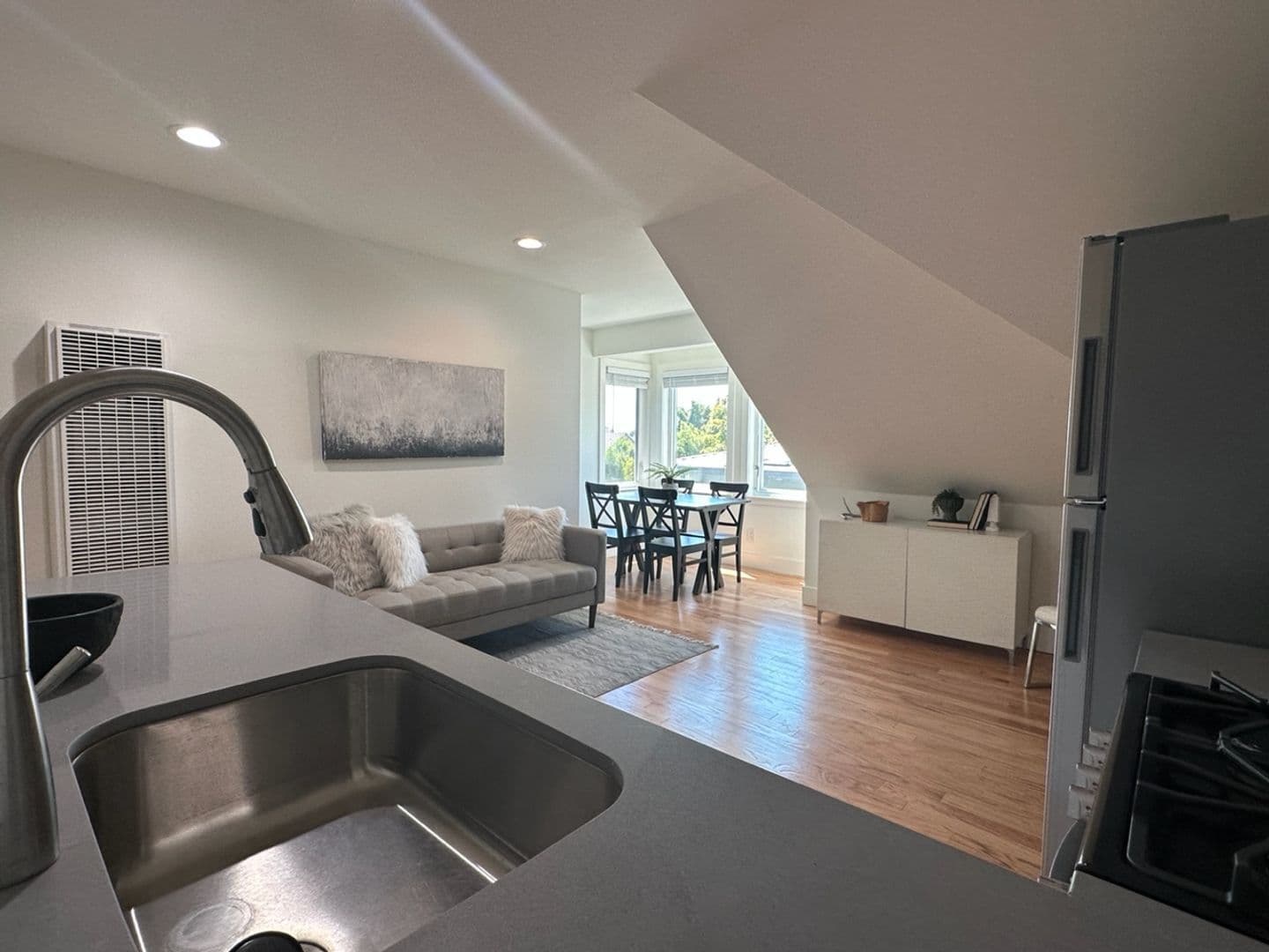 Alameda Apartment: 2060 San Antonio Ave