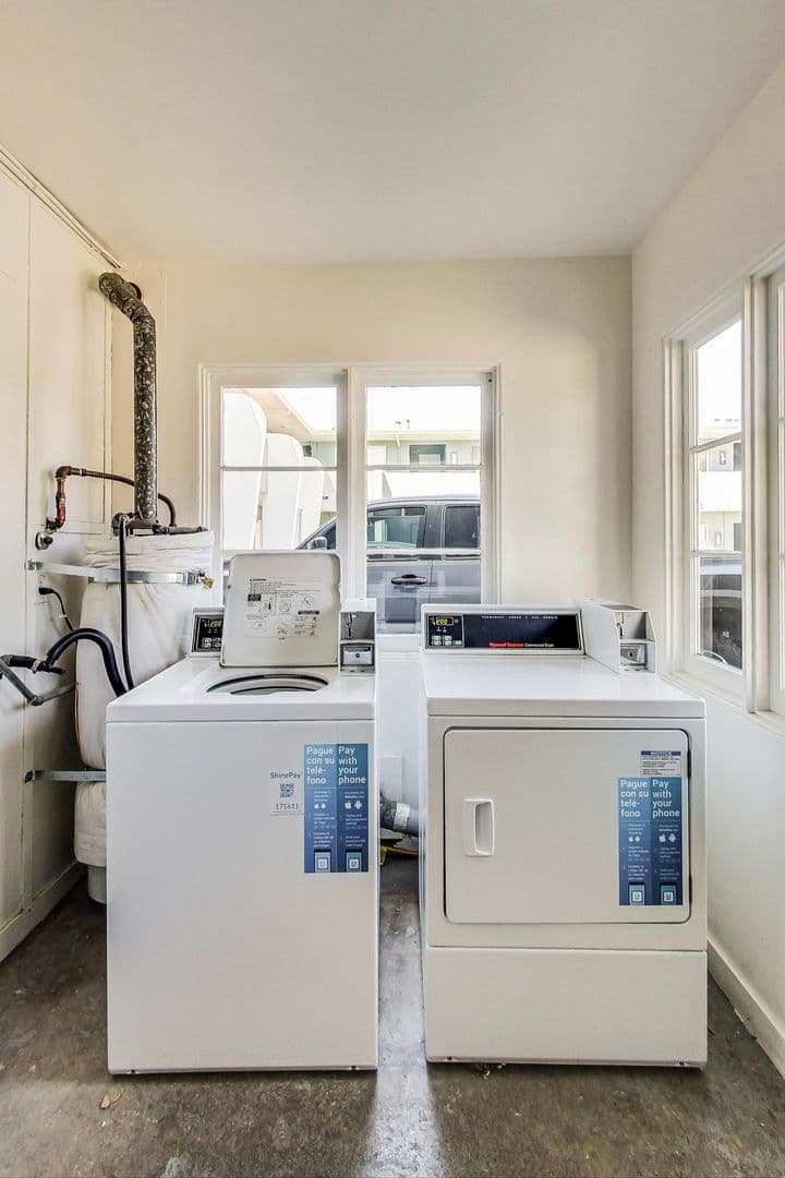 Oakland Apartment: 5471 Vicente Way