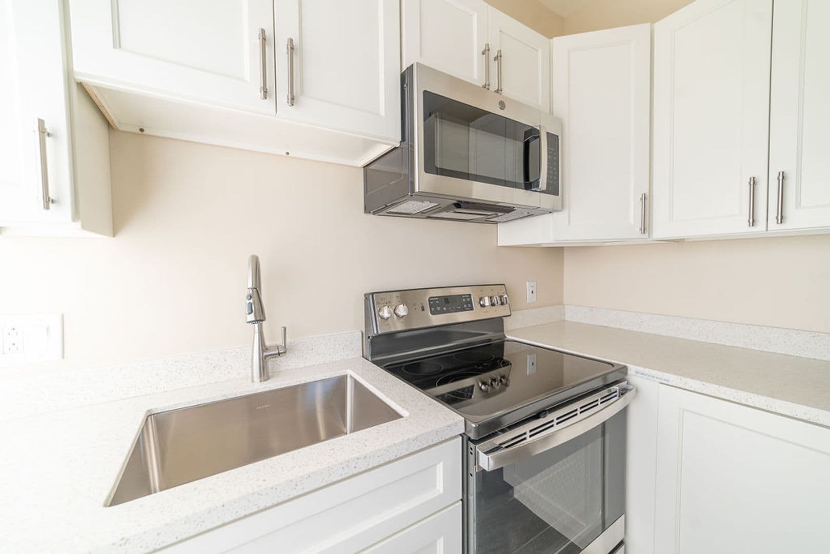 Oakland Apartment: 395 Palm Ave