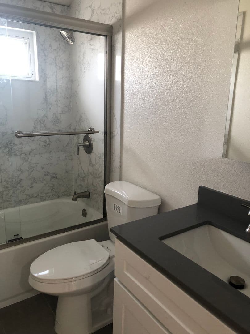 Alameda Apartment: 2060 San Antonio Ave