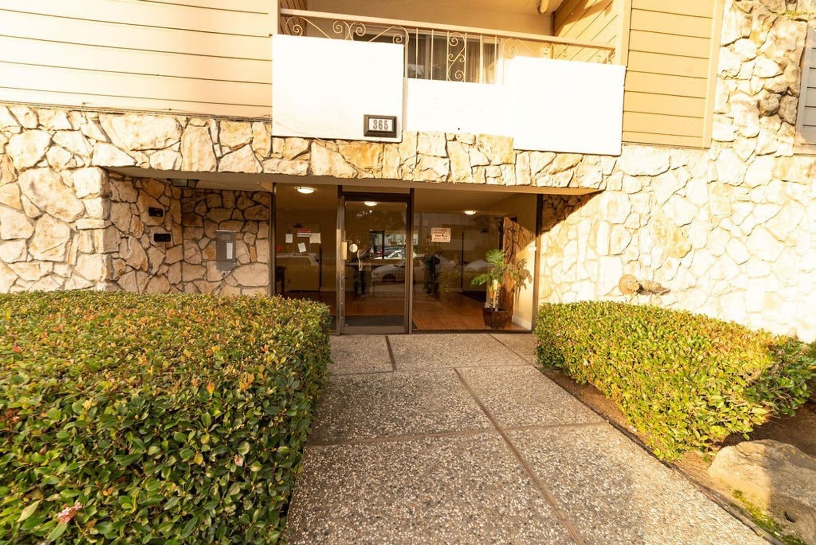 Oakland Apartment: 365 Euclid Ave.