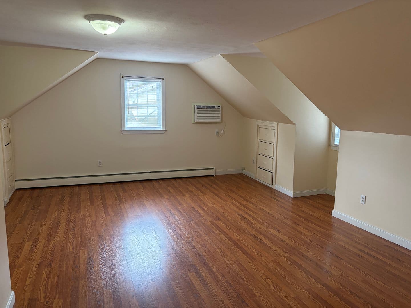 Danbury House: 32 Triangle Street