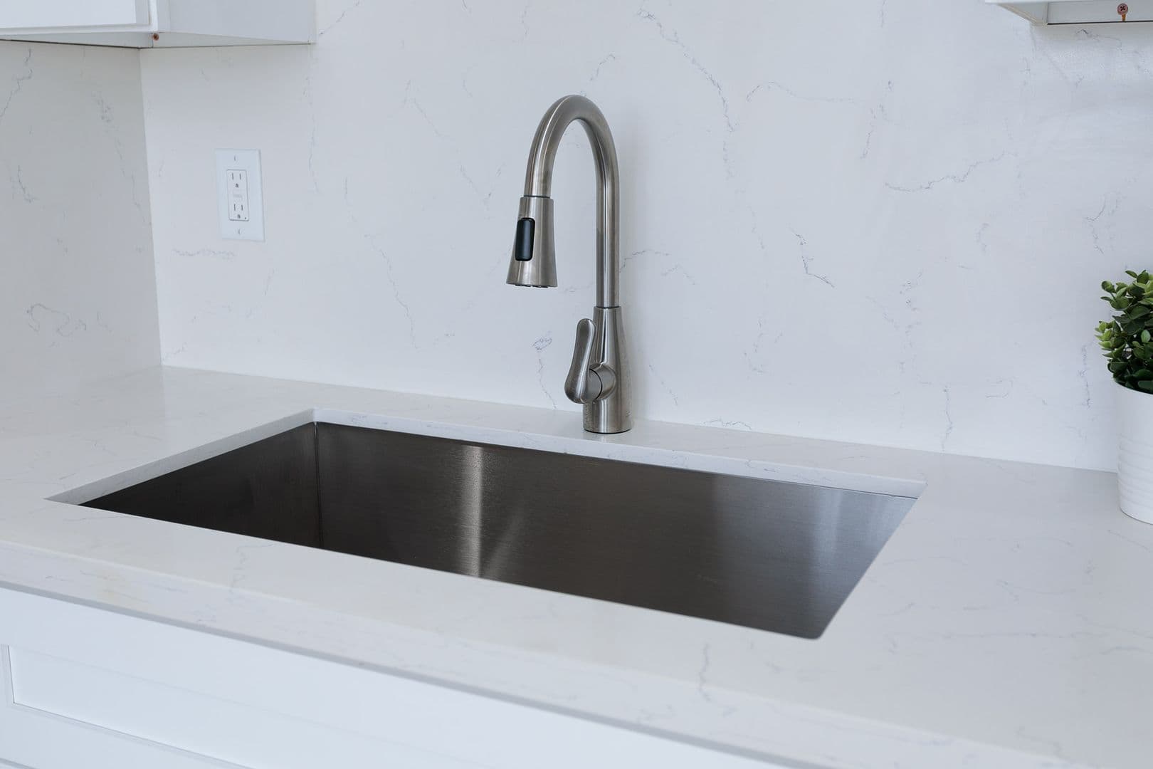 Pasadena Apartment: 149 S Los Robles Ave