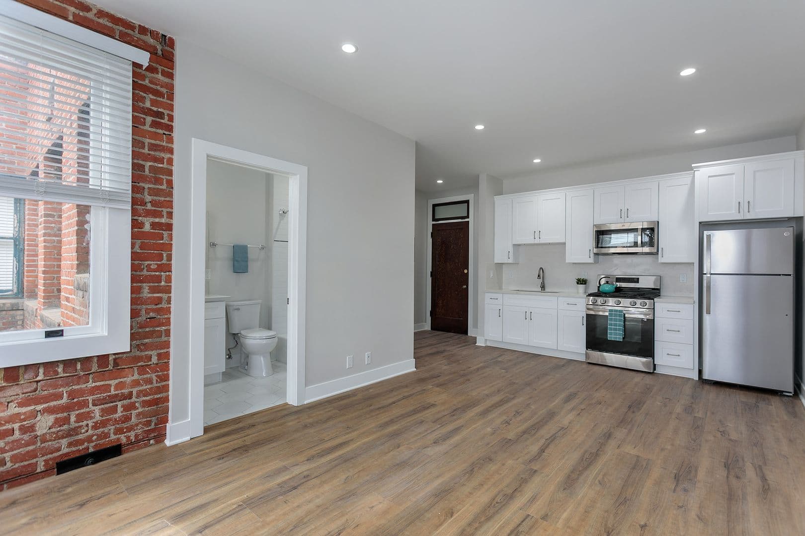 Pasadena Apartment: 149 S Los Robles Ave